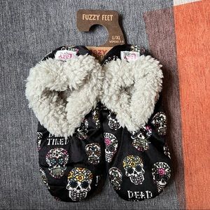 NWT Fuzzy Feet Skull Print Slippers
